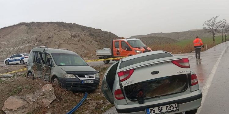 İki avtomobil toqquşdu: 1 ölü, 5 yaralı