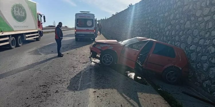 Avtomobil divara çırpıldı: 2 yaralı