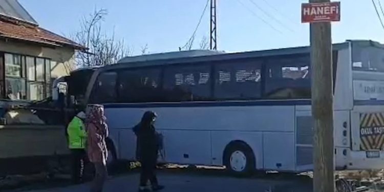 Sərnişin avtobusu və şagirdləri daşıyan servis mikroavtobusu toqquşdu: 17 yaralı