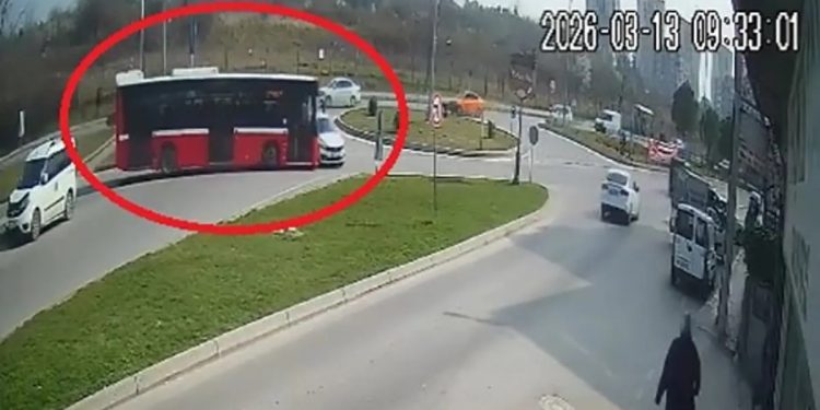 Minik avtomobili və sərnişin avtobusu toqquşdu: 9 yaralı