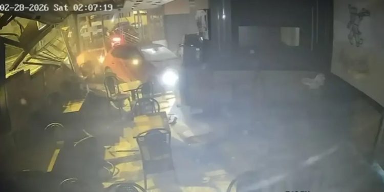 Avtomobil iaşə obyektinə çırpıldı