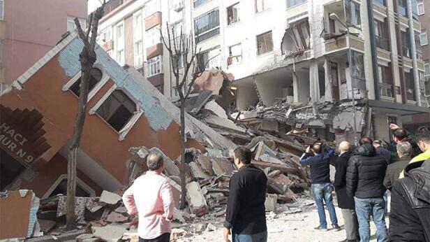 İstanbulda 2 bina ÇÖKDÜ: Dağıntı altında qalanlar var - VİDEO