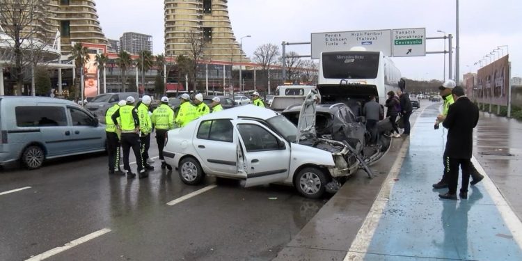 Avtomobil parklanmış vəziyyətdə olan avtomobilə çırpıldı: 3 yaralı