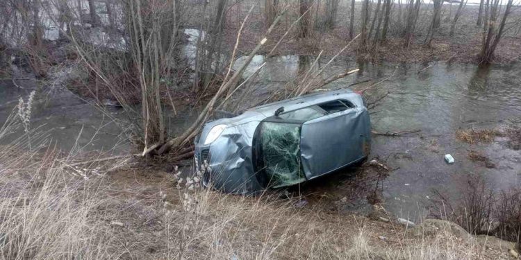 Avtomobil dərəyə aşdı: Sürücü yaralandı