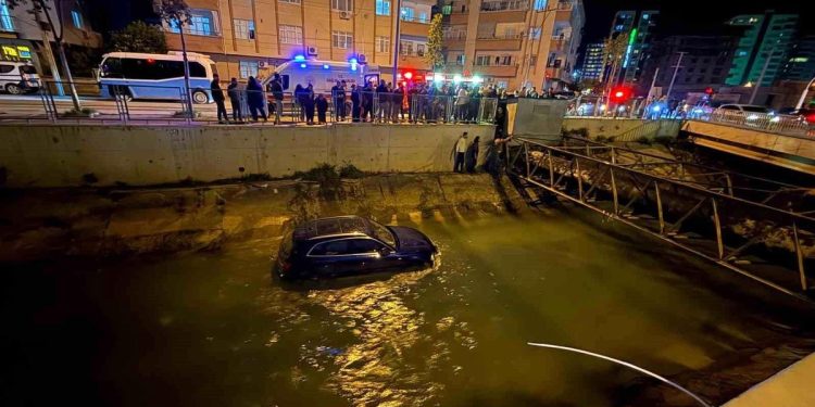 Avtomobil kanala aşdı: Sürücü yaralandı