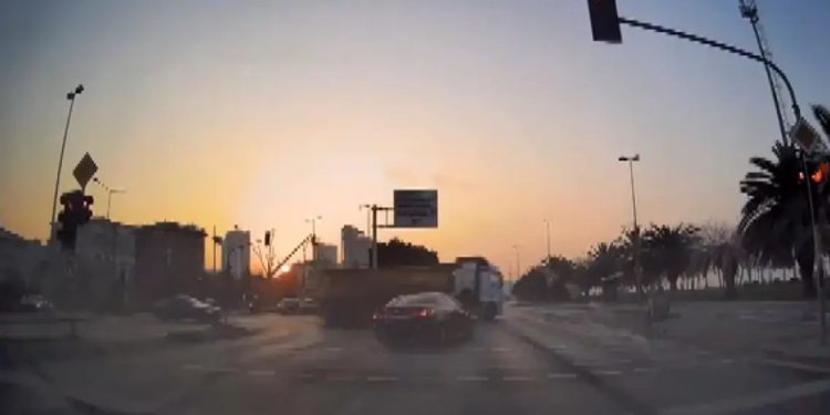 Minik avtomobili TIR-a çırpılaraq aşdı