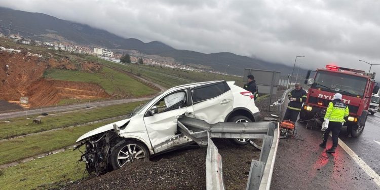 Avtomobil barlərə çırpıldı: 1 ölü, 2 yaralı