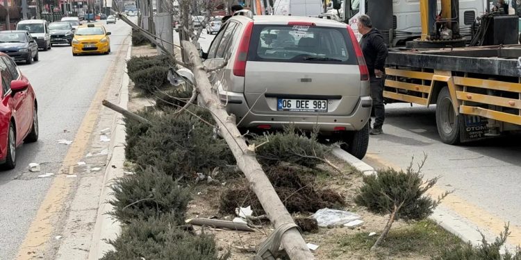 Minik avtomobili iki piyadanı vurdu