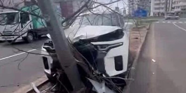 Avtomobil dirəyə çırpıldı: 1 yaralı