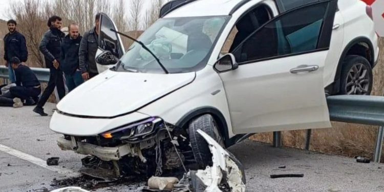 Avtomobil baryerlərə çırpıldı: 4 yaralı