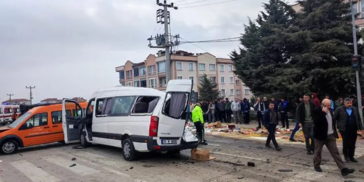 TIR və mikroavtobus toqquşdu: 19 yaralı