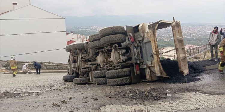 Yük maşını aşdı: Sürücü yaralandı