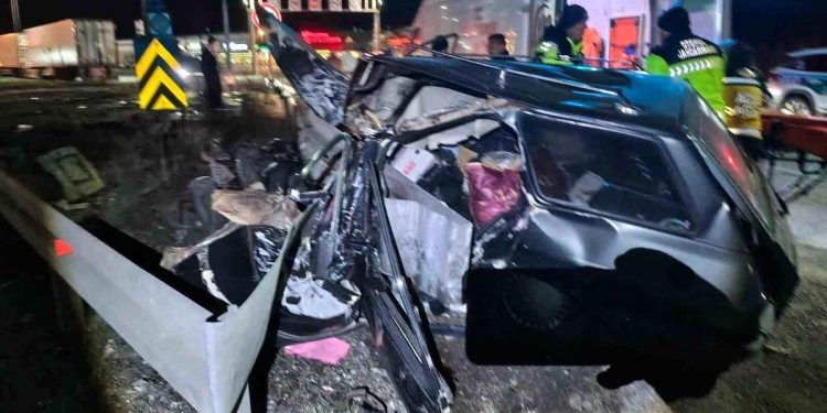 Avtomobil baryerlərə çırpılaraq iki yerə bölündü