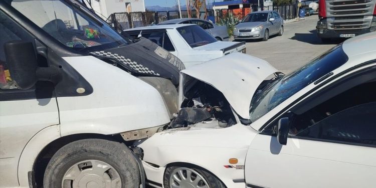 Minik avtomobili və mikroavtobus toqquşdu:1 yaralı