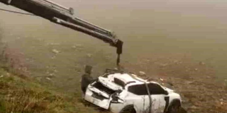 Avtomobil yol kənarına aşdı: Sürücü yaralandı