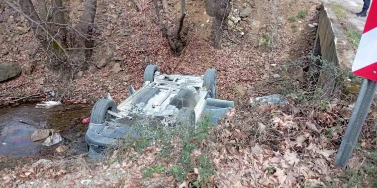 Avtomobil çaya aşdı: 5 yaralı