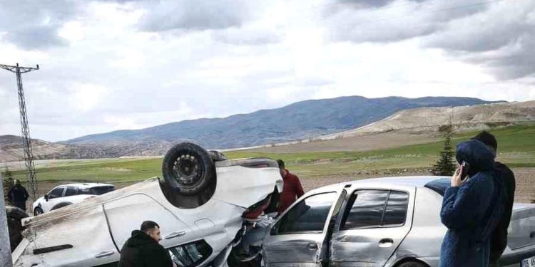 İki avtomobil toqquşdu: 2 yaralı