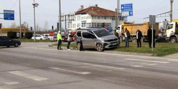 İki avtomobil toqquşdu: 3 yaralı