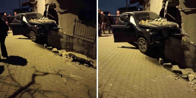 Avtomobil divara çırpıldı