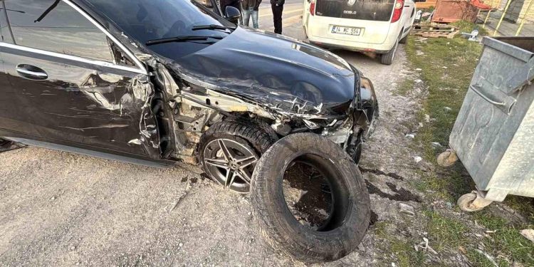 İki avtomobil toqquşdu: 4 yaralı