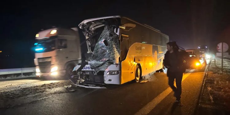 Şəhərlər arası avtobus evakuatorla toqquşdu: 1 ölü, 15 yaralı