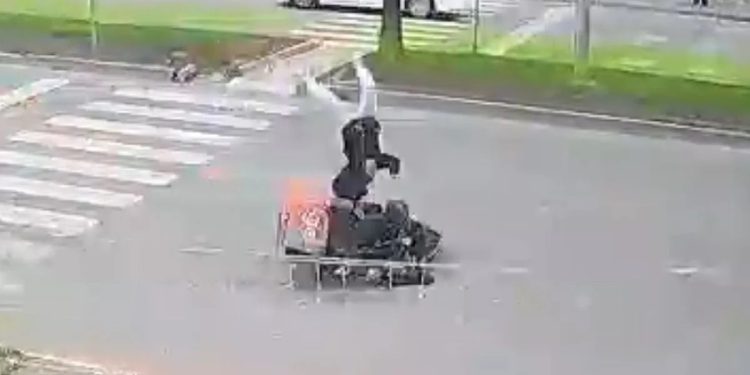 Motosiklet qız uşağını vurdu