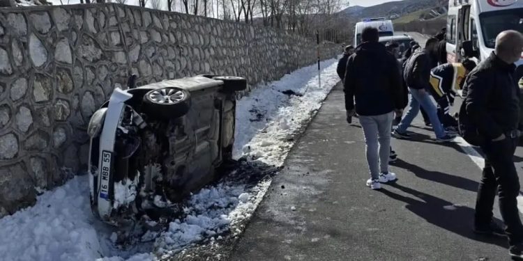 Avtomobil istinad divarına çırpıldı: 5 yaralı