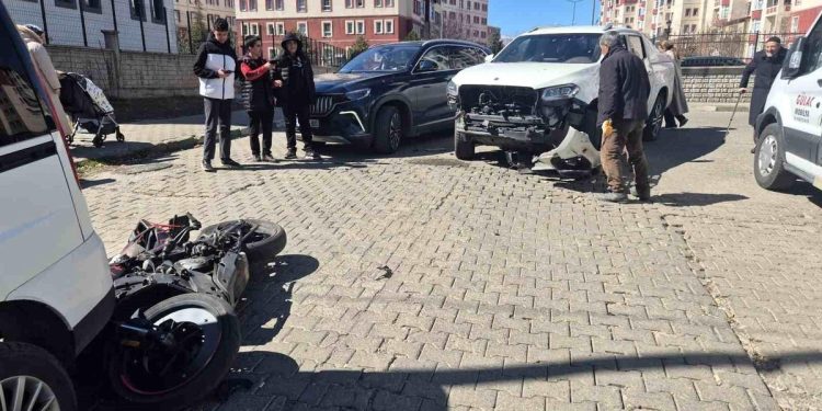 Minik avtomobili və motosiklet toqquşdu: 2 yaralı