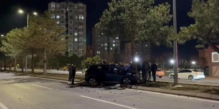 Avtomobil səkidəki ağaca çırpıldı: 1 yaralı