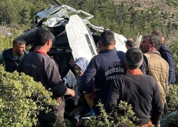 Mikroavtobus yol kənarına aşdı: 3 ölü, 11 yaralı