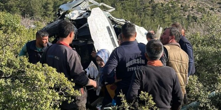 Mikroavtobus yol kənarına aşdı: 3 ölü, 11 yaralı