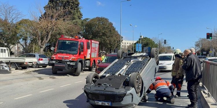 Avtomobil baryerə çırpılaraq aşdı: Sürücü yaralandı