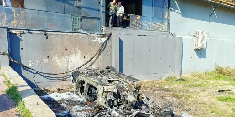 Aşan avtomobil yandı: Sürücü yaralandı