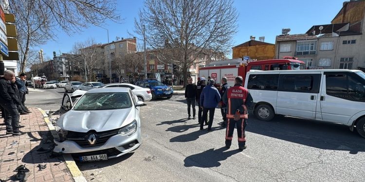 İki avtomobil toqquşdu: 6 yaralı