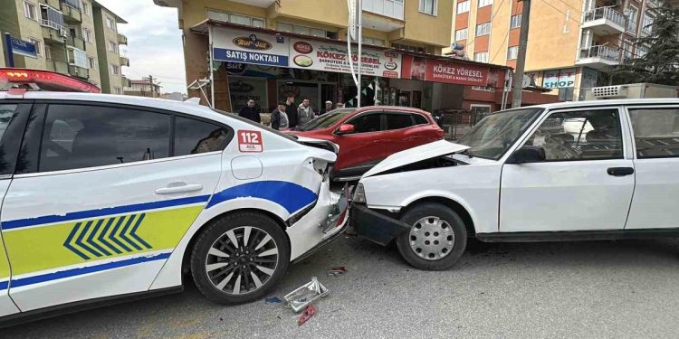 Minik avtomobili və polis maşını toqquşdu: 1 yaralı