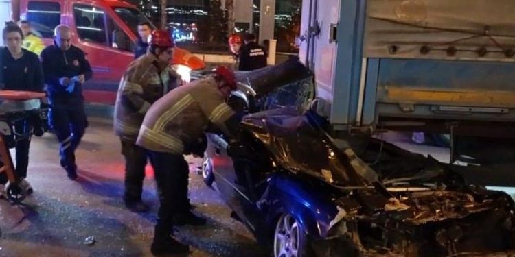 Avtomobil TIR-ın altına girdi : Sürücü ağır yaralandı