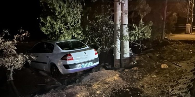 Avtomobil yol kənarınadakı ağaca çırpıldı: 4 yaralı