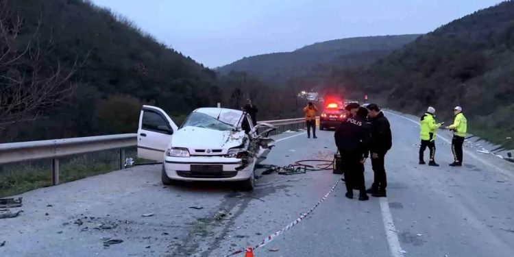 Minik avtomobili yük maşını ilə toqquşdu: 1 ölü, 2 yaralı