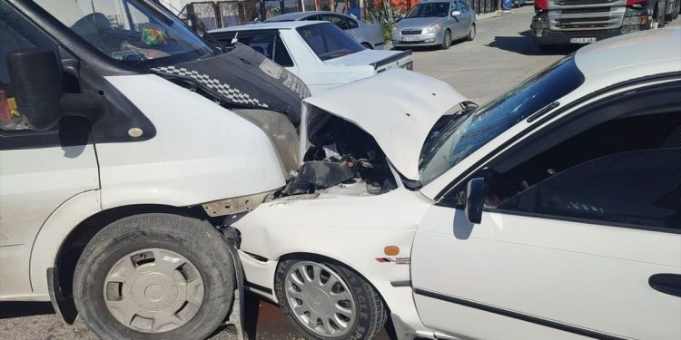 Minik avtomobili və mikroavtobus toqquşdu: 1 yaralı