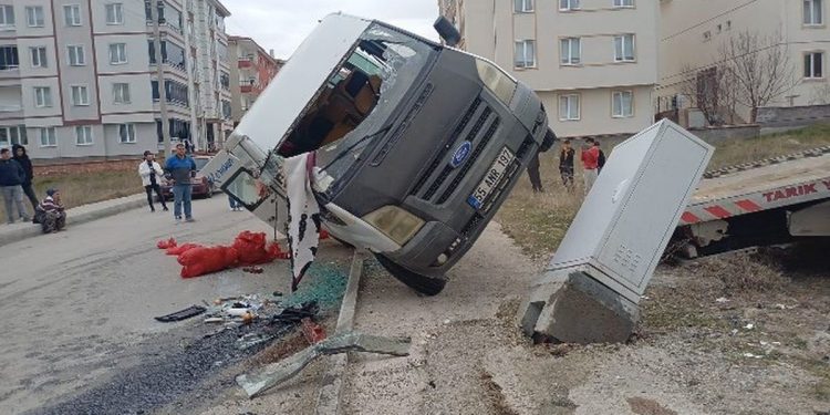 Mikroavtobus aşdı: 4 yaralı