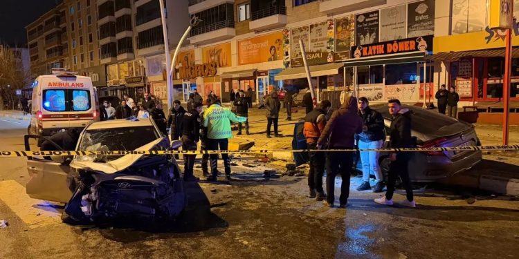 İki avtomobil toqquşdu: 4 yaralı