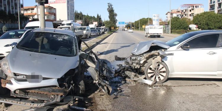 İki avtomobil toqquşdu: 2 yaralı