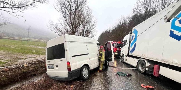 Mikroavtobus və TIR toqquşdu: 2 yaralı