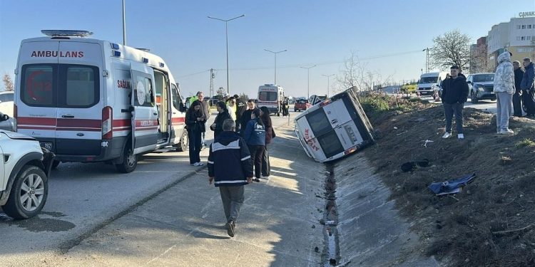 Minik avtomobili və mikroavtobus toqquşdu: 8 yaralı