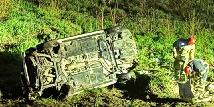 Avtomobil yol kənarına aşdı: 2 yaralı