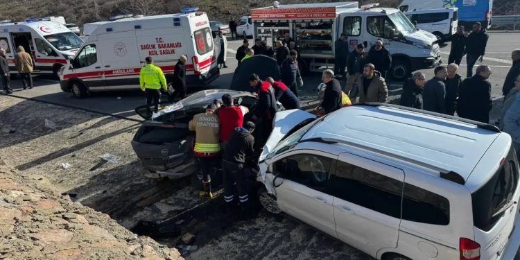 İki avtomobil toqquşdu: 2 ölü, 2 yaralı
