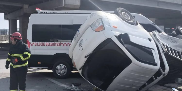 Mikroavtobus və yük maşını toqquşdu: 9 yaralı
