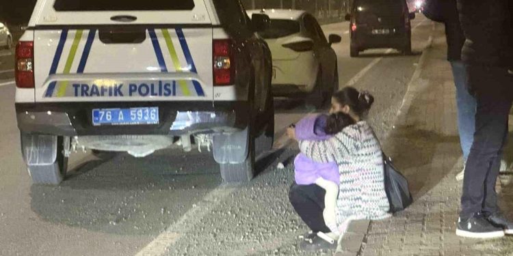 Avtomobil su kanalına aşdı: Sürücü, qızı və nəvəsi xilas oldu