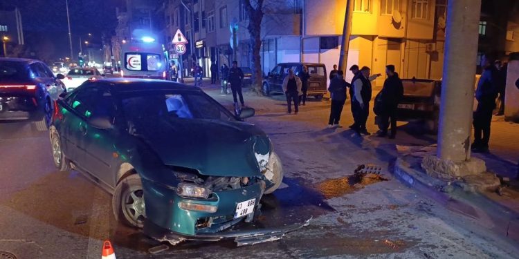 Avtomobil transformatıra çırpıldı: 3 yaralı