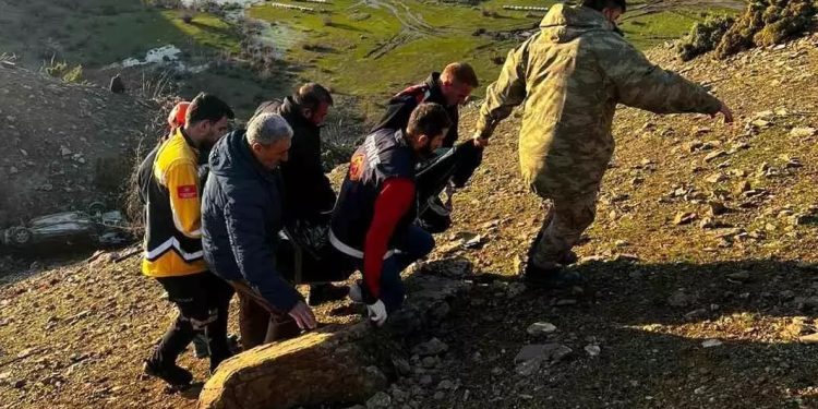 Avtomobil yol kənarına aşdı: 1 ölü, 1 yaralı